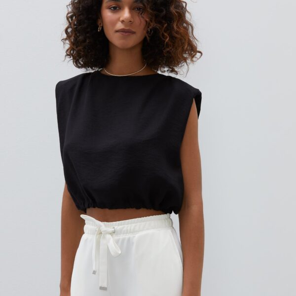 Top Cropped com Ombreira e Decote Canoa - Preto
