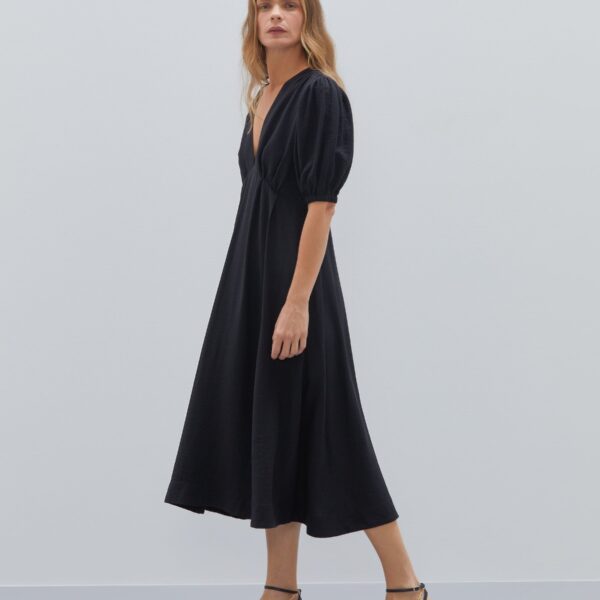 Vestido Midi Decotado com Manga Bufante  - Preto